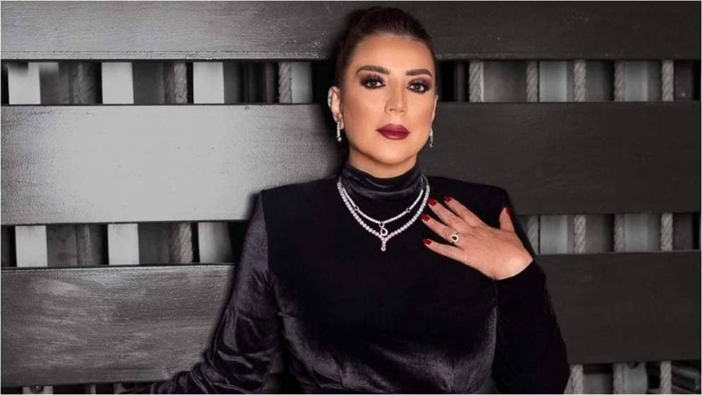 شكران مرتجى تبكي خلال تسلمها جائزة "الموريكس دور" عن مجمل اعمالها 