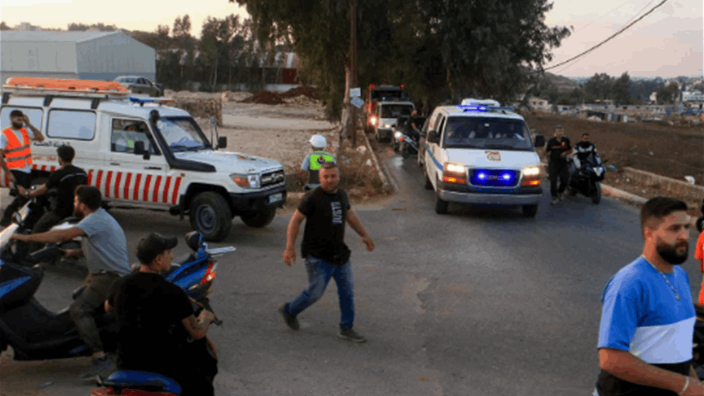 الأم وإبنتها جرحى مجزرة بنت جبيل.. مراسل الجديد مباشر  أمام المستشفى 