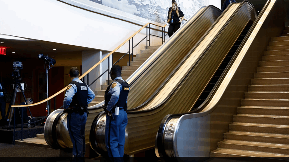 "السلم الكهربائي تعطّل بترامب وزوجته".. إليكم السبب! 