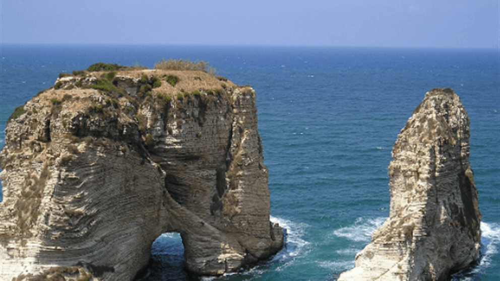 بالصورة - نصرالله بين "الحريريين" 