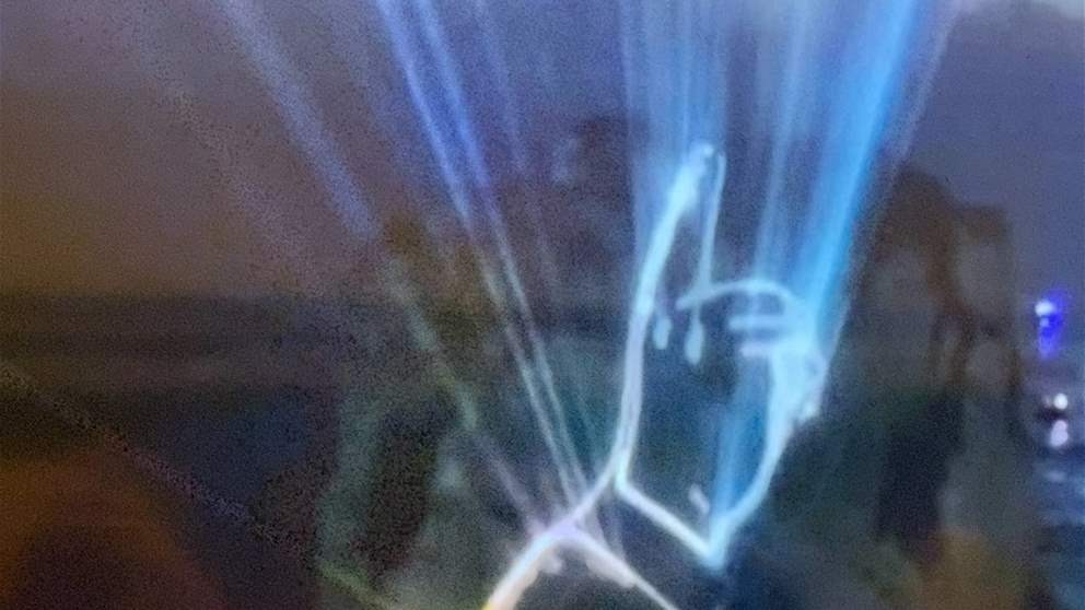 شاهد - أصبع "السيد" يلوح على صخرة الروشة 