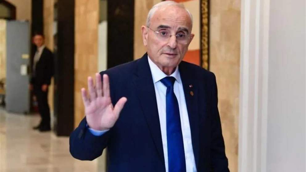  وزير الدفاع: نأسف لالقاء تبعات الشارع على حماة الشرعية 