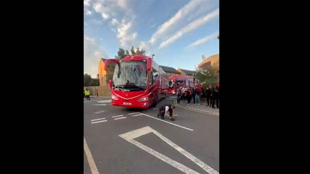 فيديو - مشجع بالاس يوقف حافلة ليفربول!