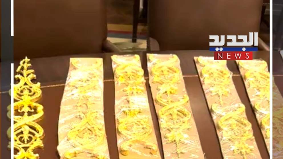 من داخل المكتب البيضاوي.. ترامب يتباهى بقطع من الذهب (فيديو) 