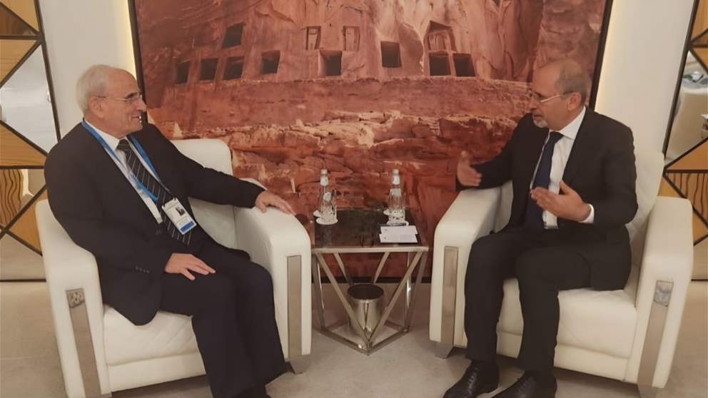 في السعودية.. لقاء يجمع وزير الدفاع اللبناني بوزير الخارجية الأردني 
