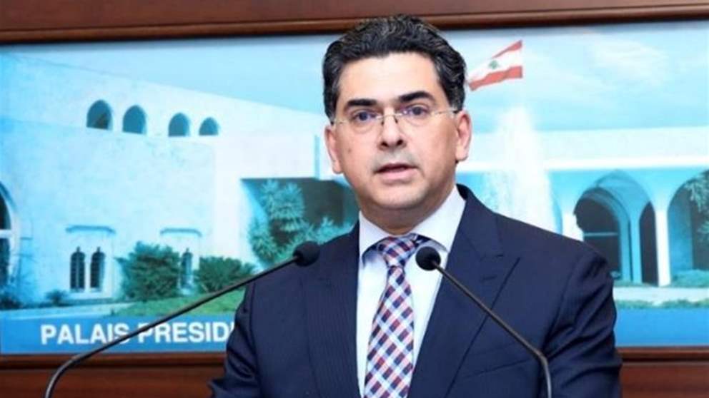 وزير الاعلام يتلو مقررات الجلسة الوزارية