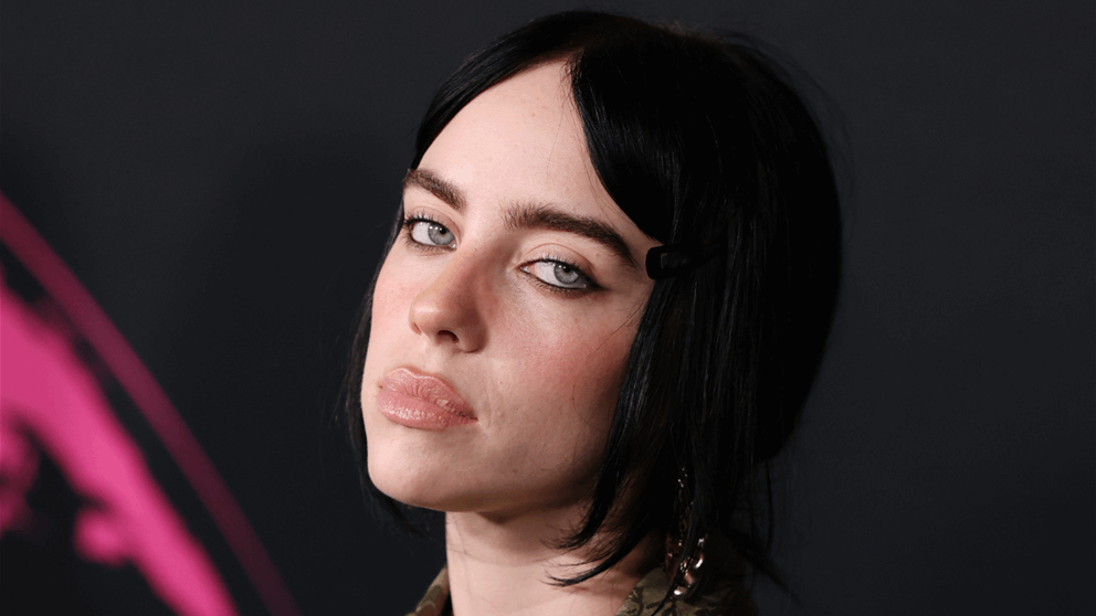 معجب يسحب ويسقط بيلي ايليش امام الجمهور 