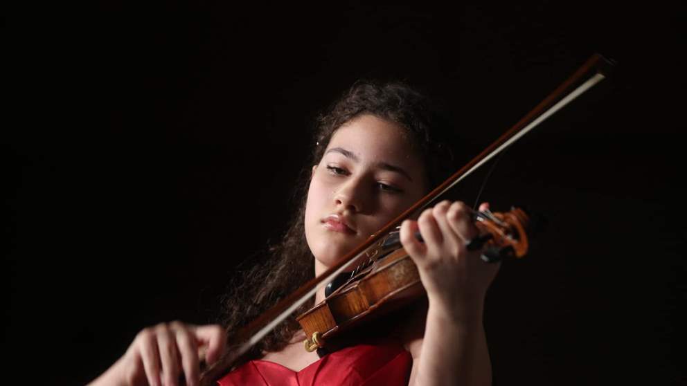 سقوط سقف قصر على مقربة من العازفة مريم أبو زهرة خلال حفل