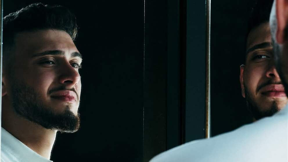 الشامي يحتضن طفلة من ذوي الاحتياجات الخاصة في مشهد مؤثر 