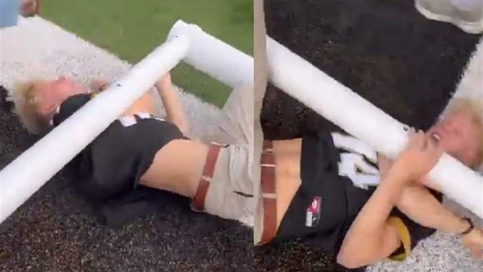 فيديو - اقتحم الملعب للاحتفال فسقط عليه عمود المرمى