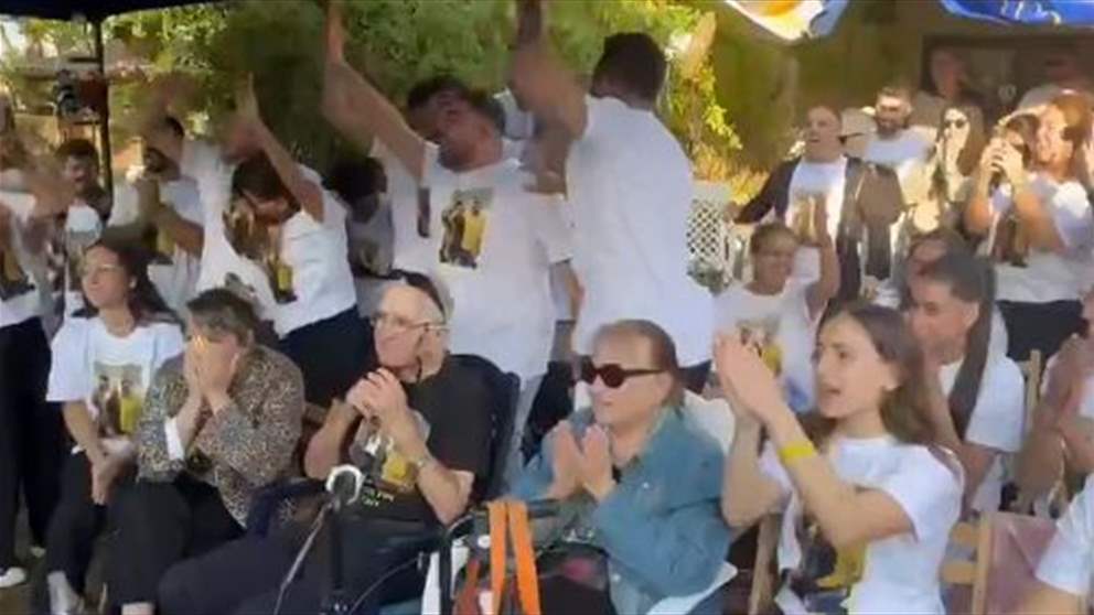 احتفال عائلة وأصدقاء احد الأسرى الإسرائيليين (شاهد الفيديو)