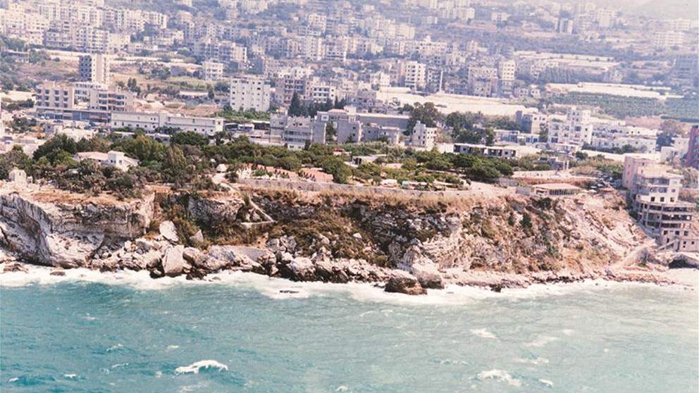 بالفيديو.. مناشدة لوقف جرف مغارة تاريخية عند شاطئ عمشيت