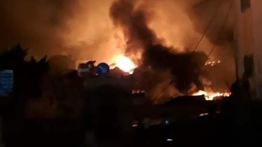 فيديو من داخل المكان المستهدف.. نيران ودمار! 