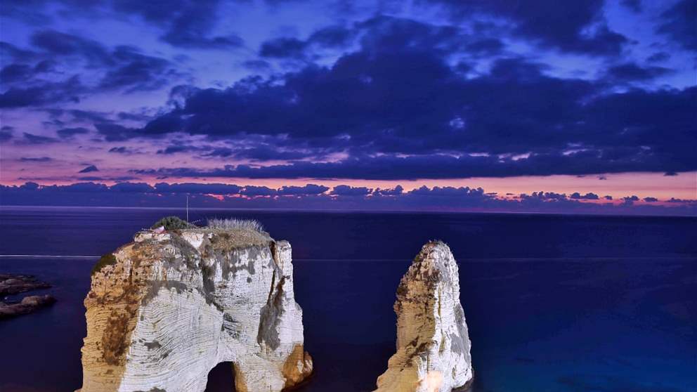 مقابل الروشة.. خط "النيون" يضيء بحر بيروت (بالصور)