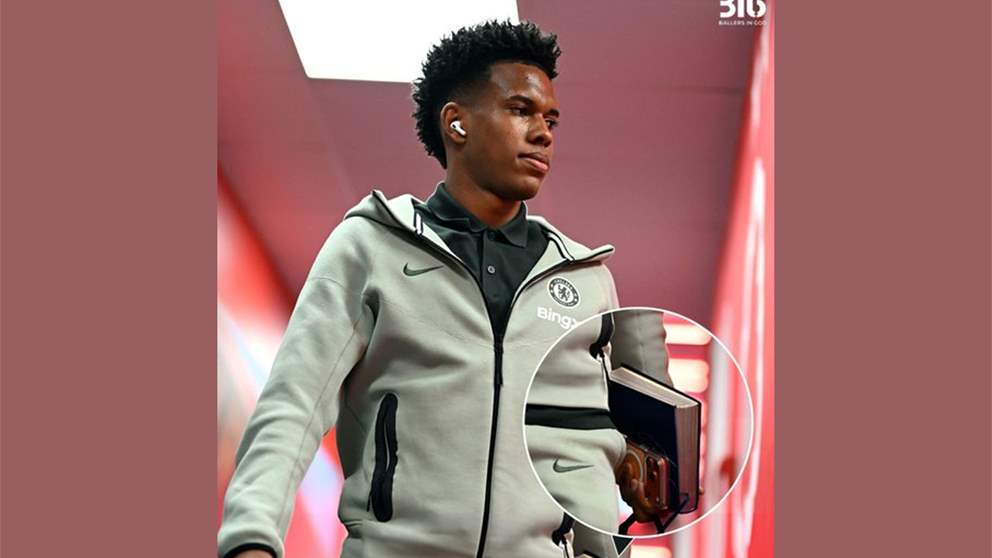 استيفاو يدخل غرفة الملابس حاملاً الانجيل المقدس