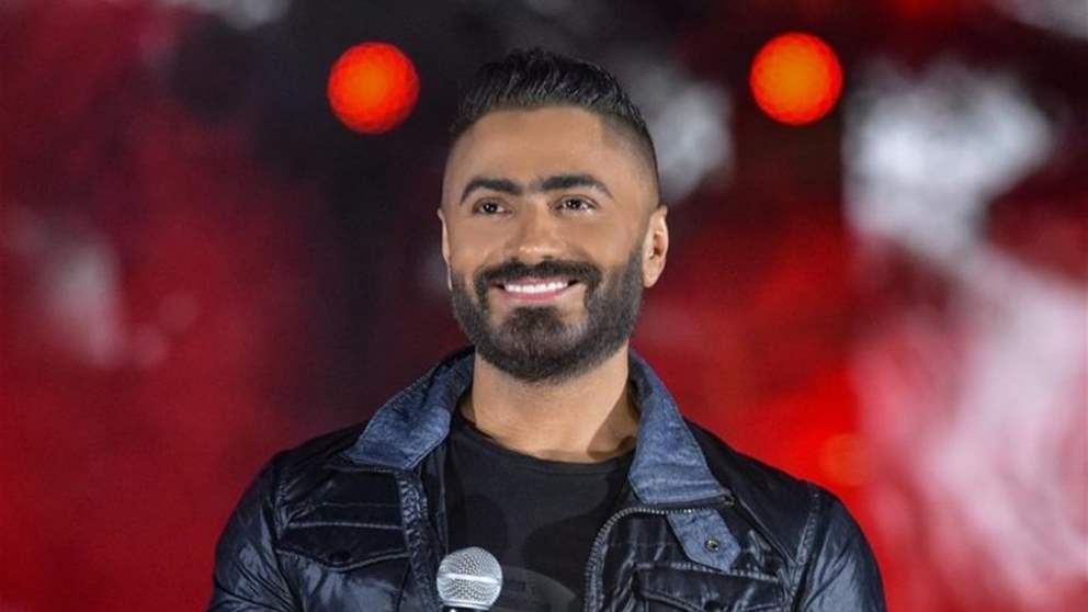 تامر حسني يُثير قلق جمهوره بعد ظهوره بجبيرة في ذراعه خلال زيارة إنسانية لطفلة مريضة