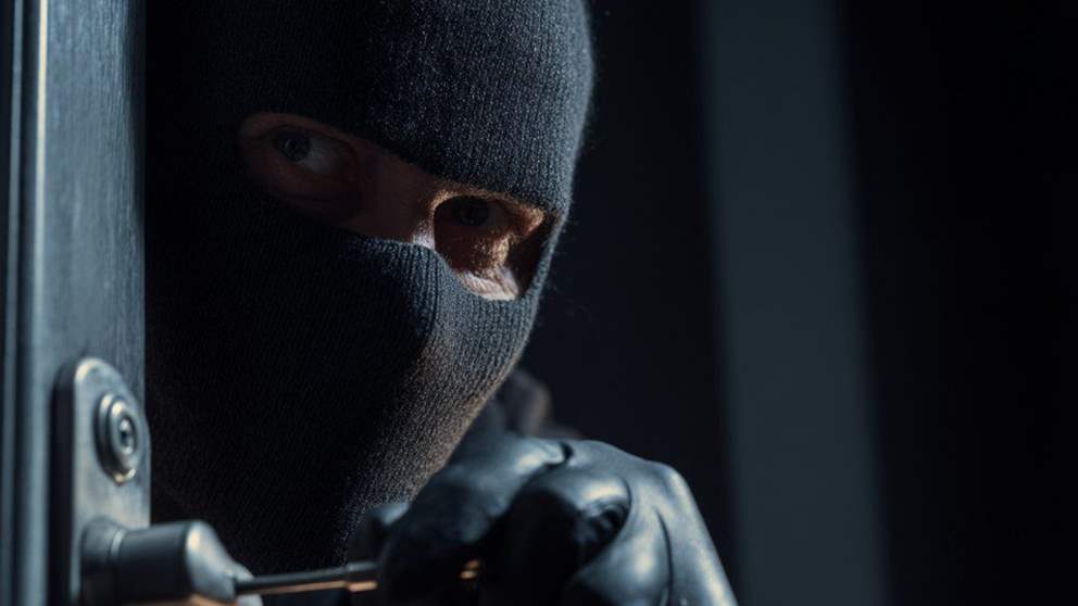 سرقة وطعن وتدخل أمني.. في منطقة لبنانية! 