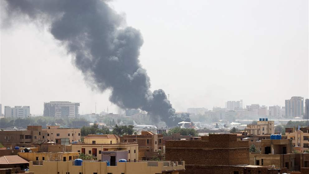 قبل يوم من إعادة افتتاحه.. غارات تضرب مطار الخرطوم