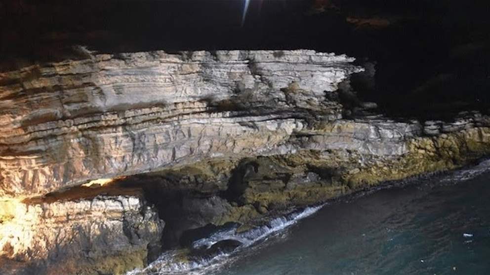 ناشطات يحاولن ايقاف اعمال الحفر قرب مغارة "فقمة الراهب"في عمشيت