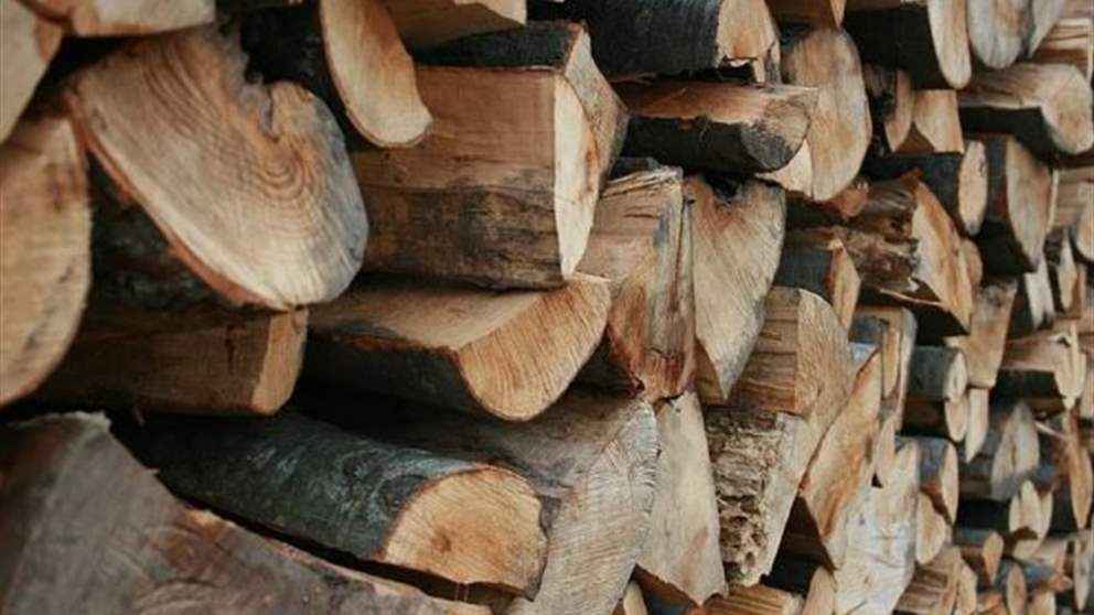 في قرية حدودية.. عمليات دهم ومصادرة "حطب"؟ 