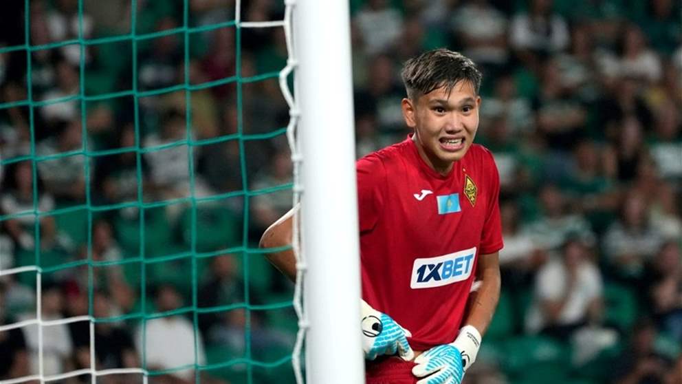 فيديو - حارس المرمى تسبب بهدف غبيّ بكرة من منتصف الميدان