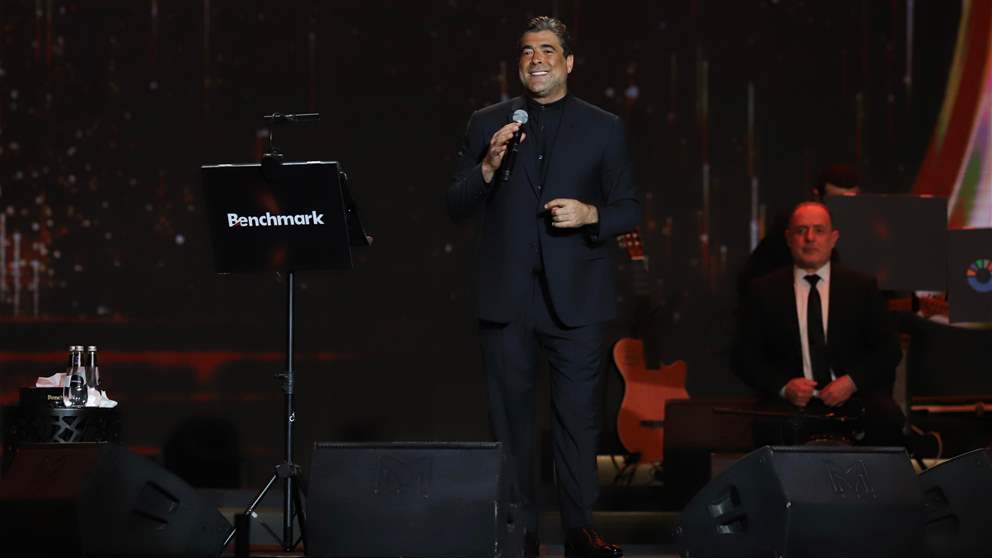 وائل كفوري يبكي على المسرح خلال حفله في موسم الرياض 