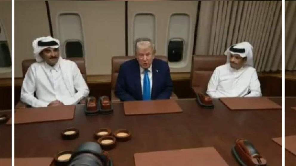 على متن الطائرة.. ترامب يلتقي أمير قطر (فيديو)