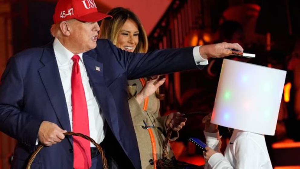 وضع الحلوى على رأسه.. ترامب يمازح طفلا (فيديو)