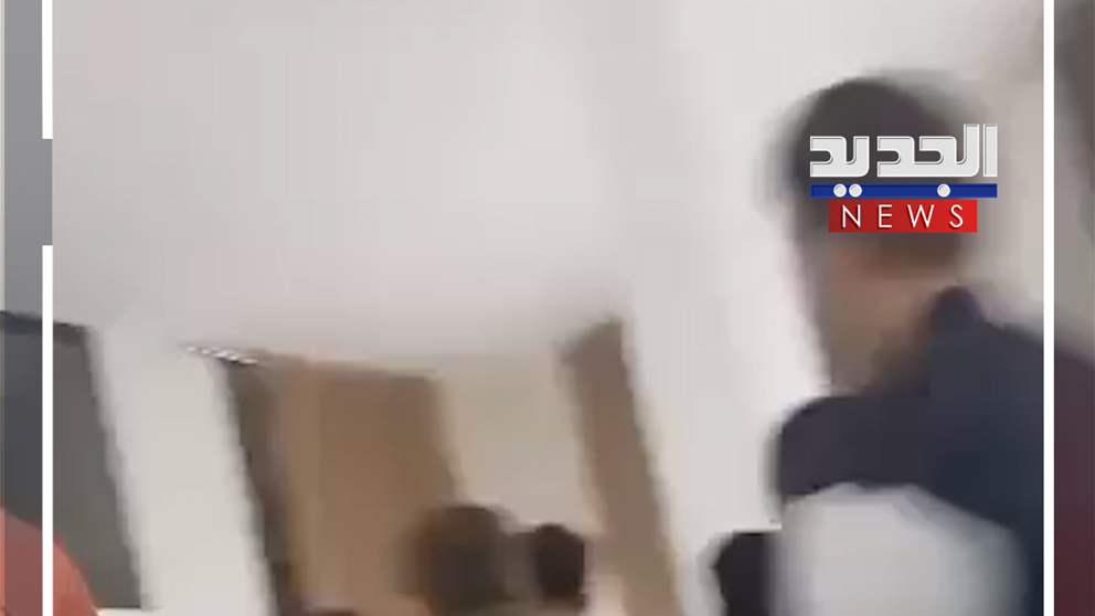 كان مدافعاً عن الأسد.. طرد رجل دين من مسجد بدمشق (فيديو)