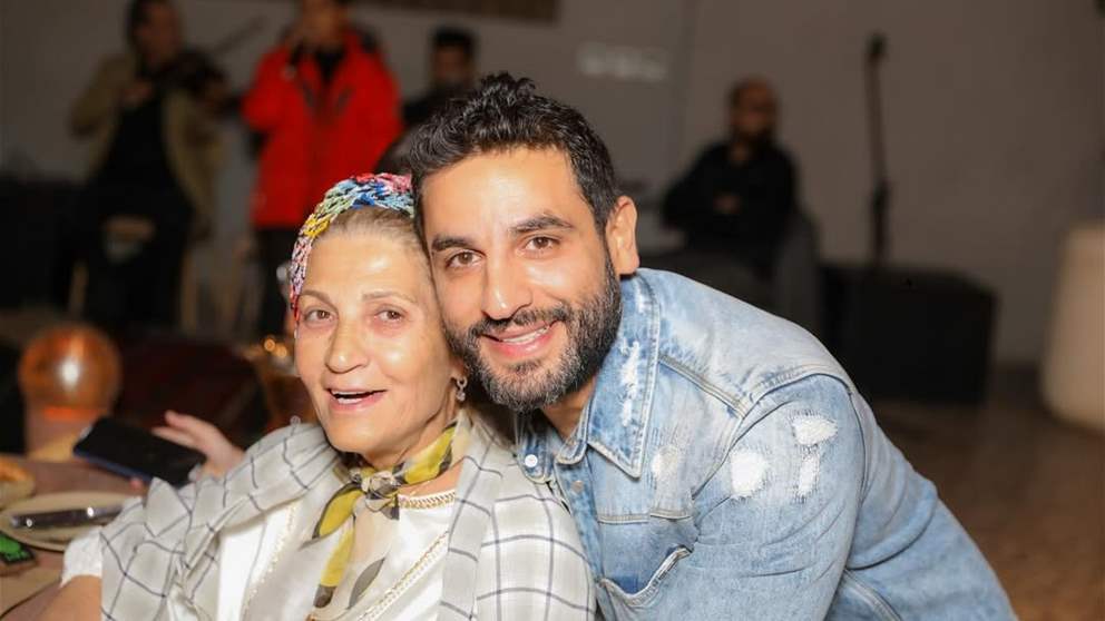 لقطات نادرة تجمع انس نصري بوالدته "عزيزة" تخطف انظار الجمهور