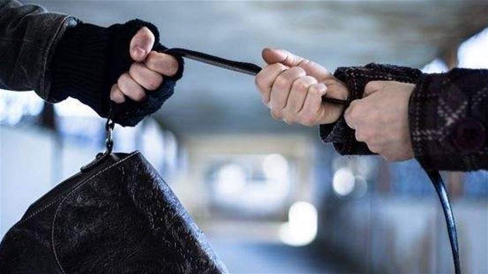 فيديو يُظهر عملية نشل سيدة مسنة في الأشرفية