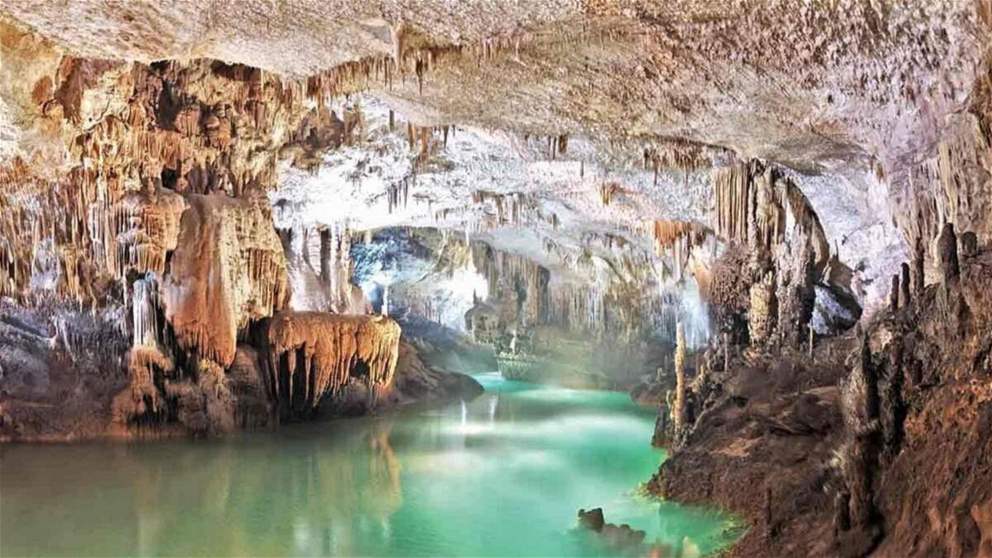 حفلة داخل مغارة جعيتا.. وردود فعل غاضبة