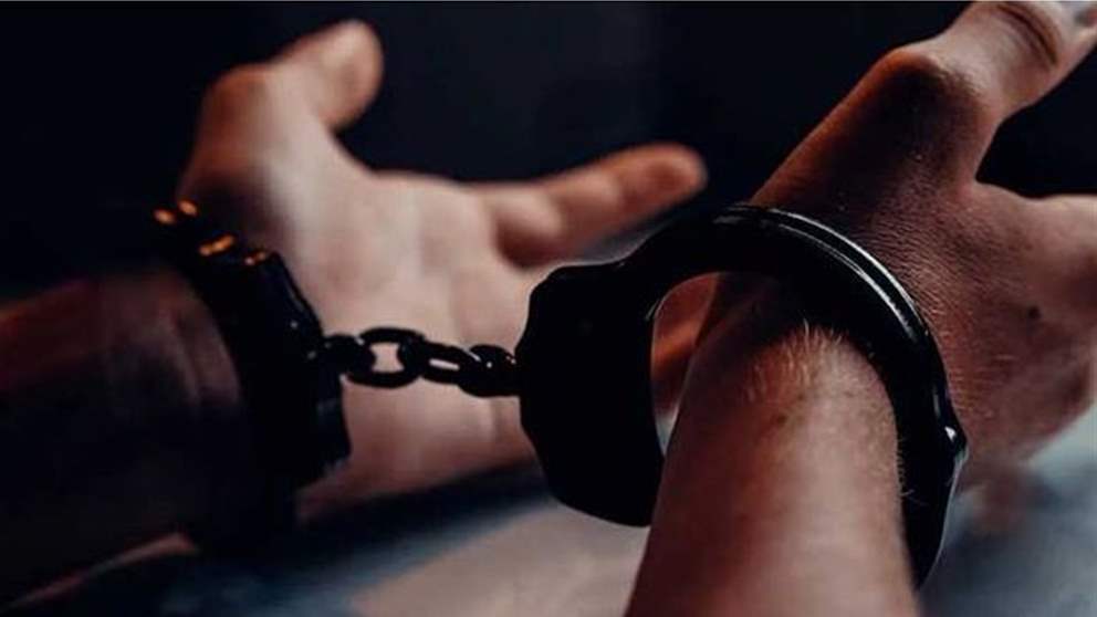 "اتجار بالبشر وتزوير شيكات".. أمن الدولة يوقف شخصًا في الشوف