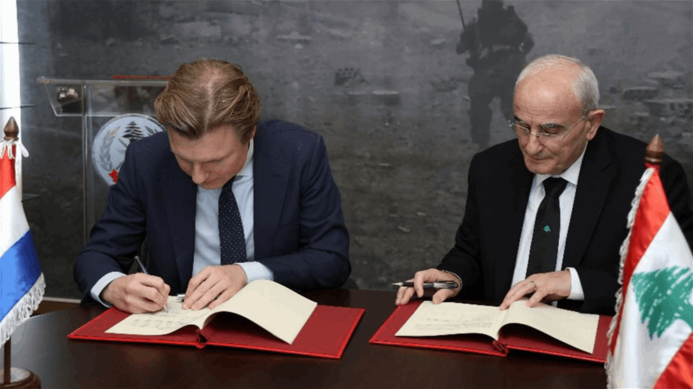 وزير الدفاع يوقّع اتفاقية تعاون دفاعي مع نظيره الهولندي