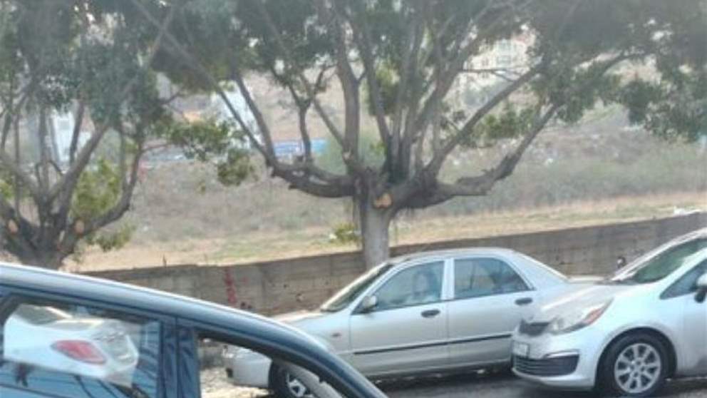 بالصورة.. الأرض تنشق وتبتلع سيارة في خلدة