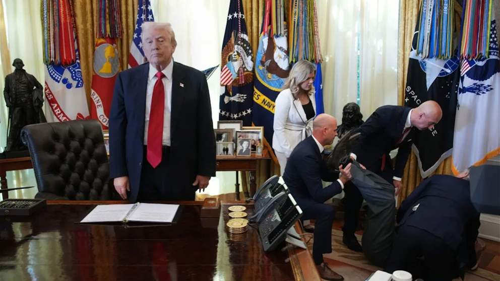 فجأة في البيت الأبيض.. فقد وعيه! (فيديو) 