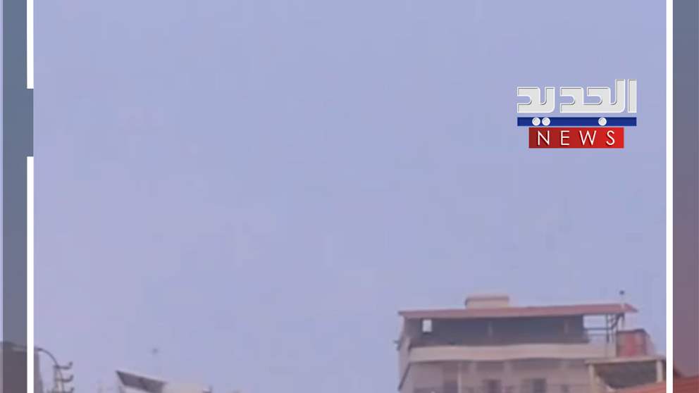 من مكان الغارة.. مواطن ينجو بأعجوبة! (فيديو)