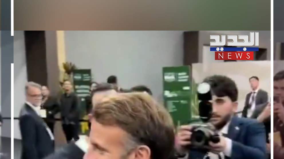 ماكرون والشرع.. عناقٌ حار! (فيديو)