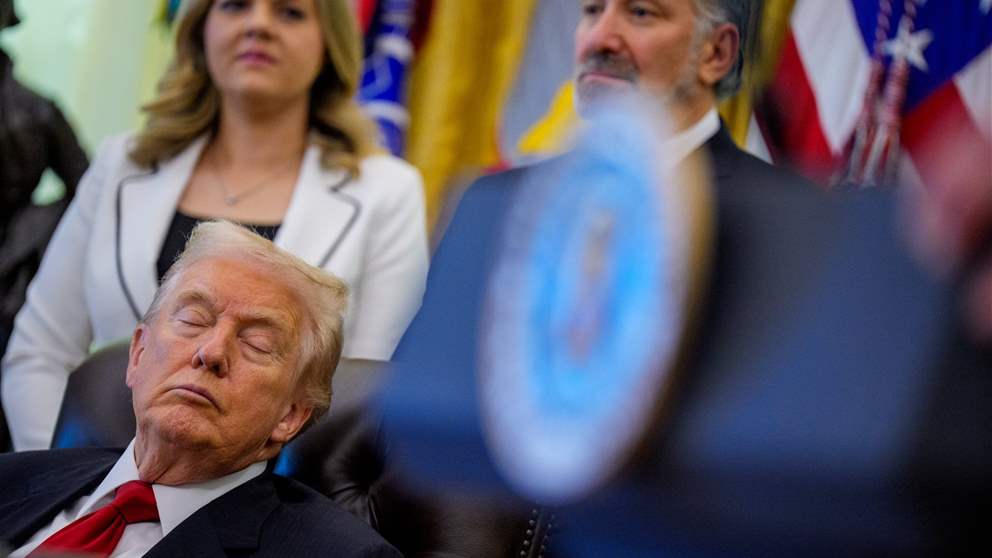 بالفيديو.. ترامب يغفو خلال مؤتمر صحفي