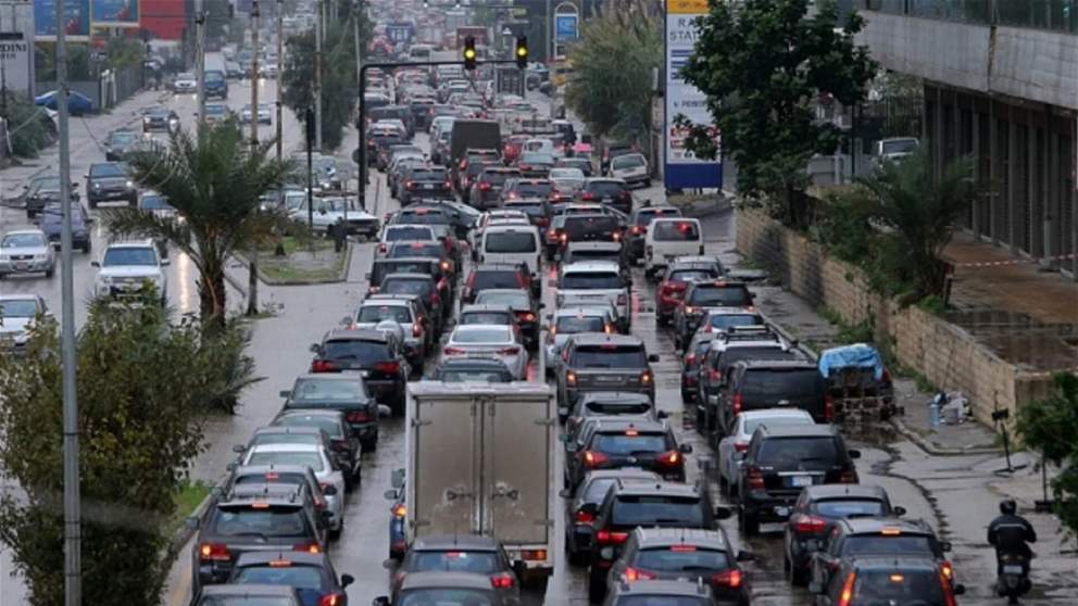 طنجرة بدل الخوذة.. "ابداع" على طرقات لبنان! (شاهد الصور) 
