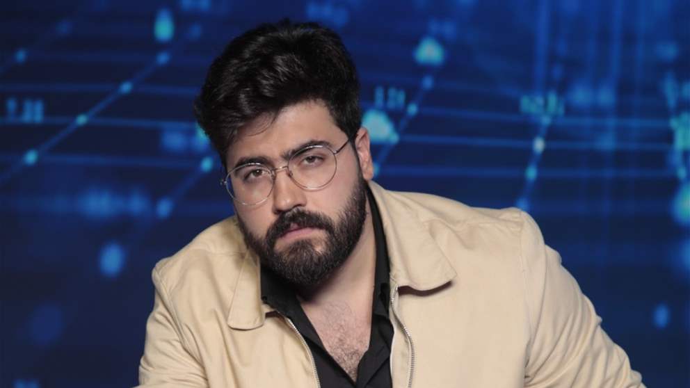 المؤثر السوري مؤيد الحافظ يخوض تحدي أسئلة الجمهور: "في مشاهير أغبياء"