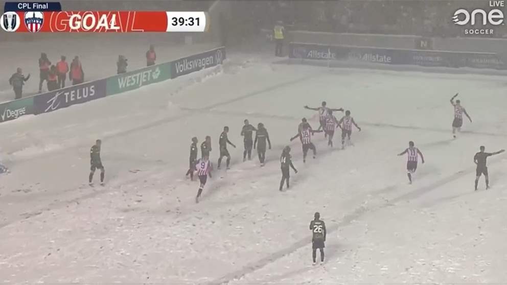 فيديو - أرض بيضاء وثلوج تنهمر وهدف مذهل توّجوا بطل كندا