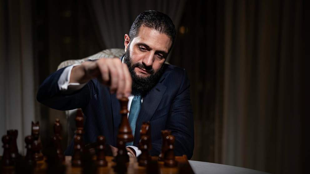 "كش ملك"... بالصورة: أحمد الشرع يلعب الشطرنج! 