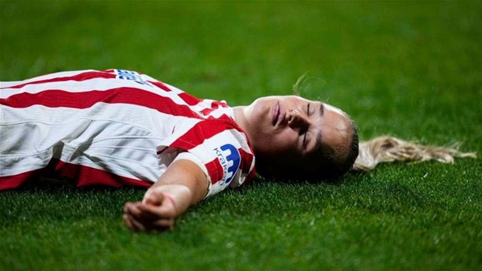 انهيار لاعبة أتلتيكو مدريد بعد إصابة خطيرة في الرأس