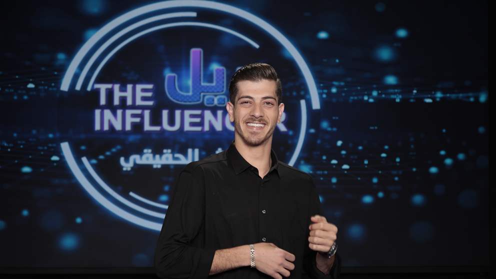 مكس ينهار باكيا بعد اقتحام والدته الهواء .. ماذا حصل داخل استديو المؤثر الحقيقي؟