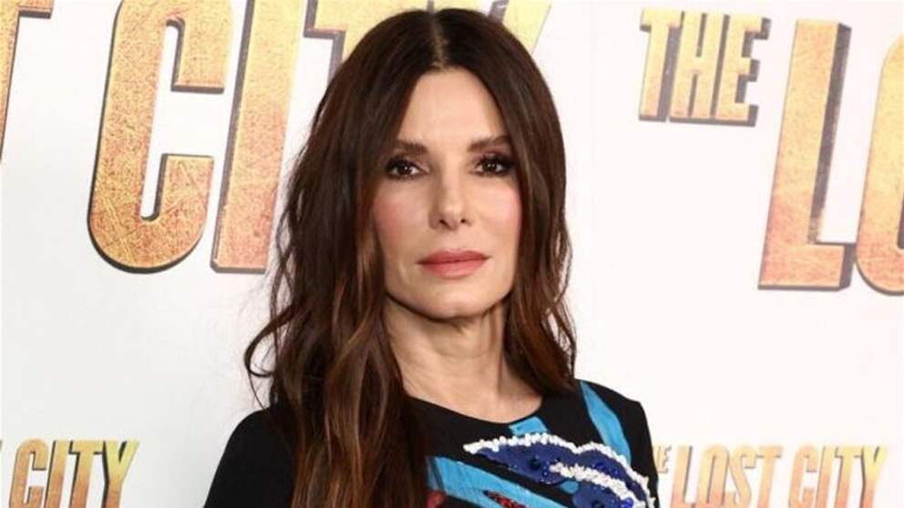 ساندرا بولوك تكسر العزلة… أول ظهور علني بعد عامين من رحيل شريكها