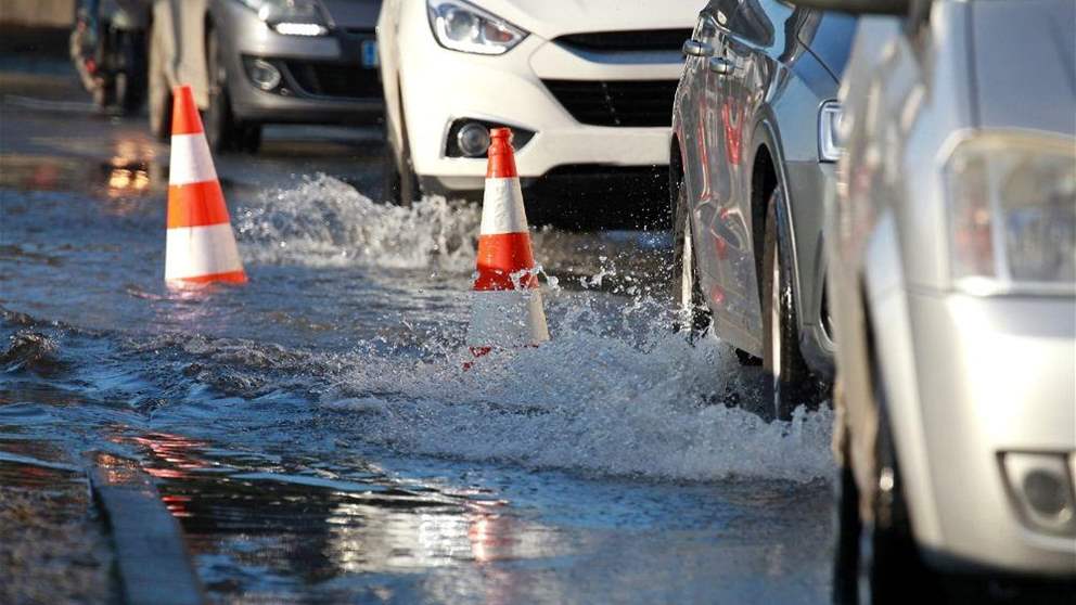 بالفيديو: "الشتوة الأولى".. قطعت طرقات لبنانية! 