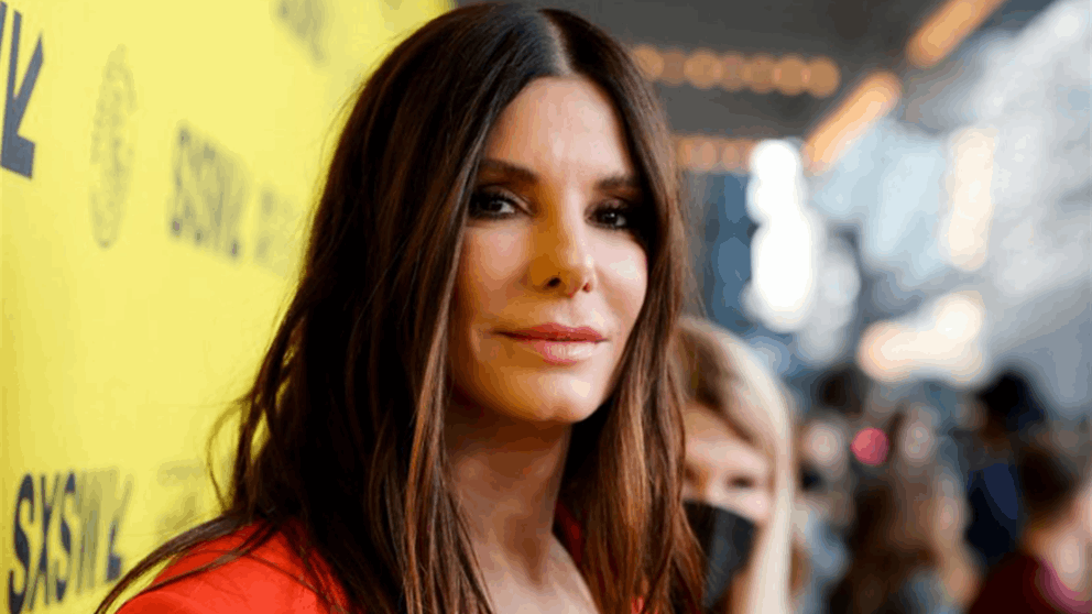 ساندرا بولوك في ظهور نادر بعد عامين من رحيل شريكها… عودة هادئة وحياة جديدة مع طفليها