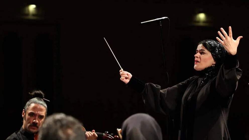 أول قائدة أوركسترا في إيران تصنع التاريخ فوق مسرح طهران