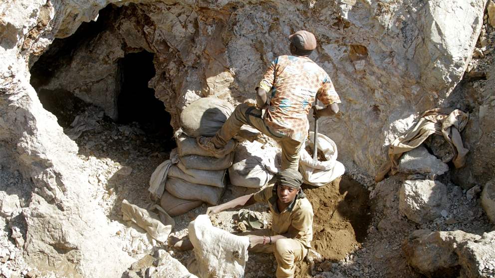 لحظة انهيار منجم.. ووفاة العشرات (فيديو) 